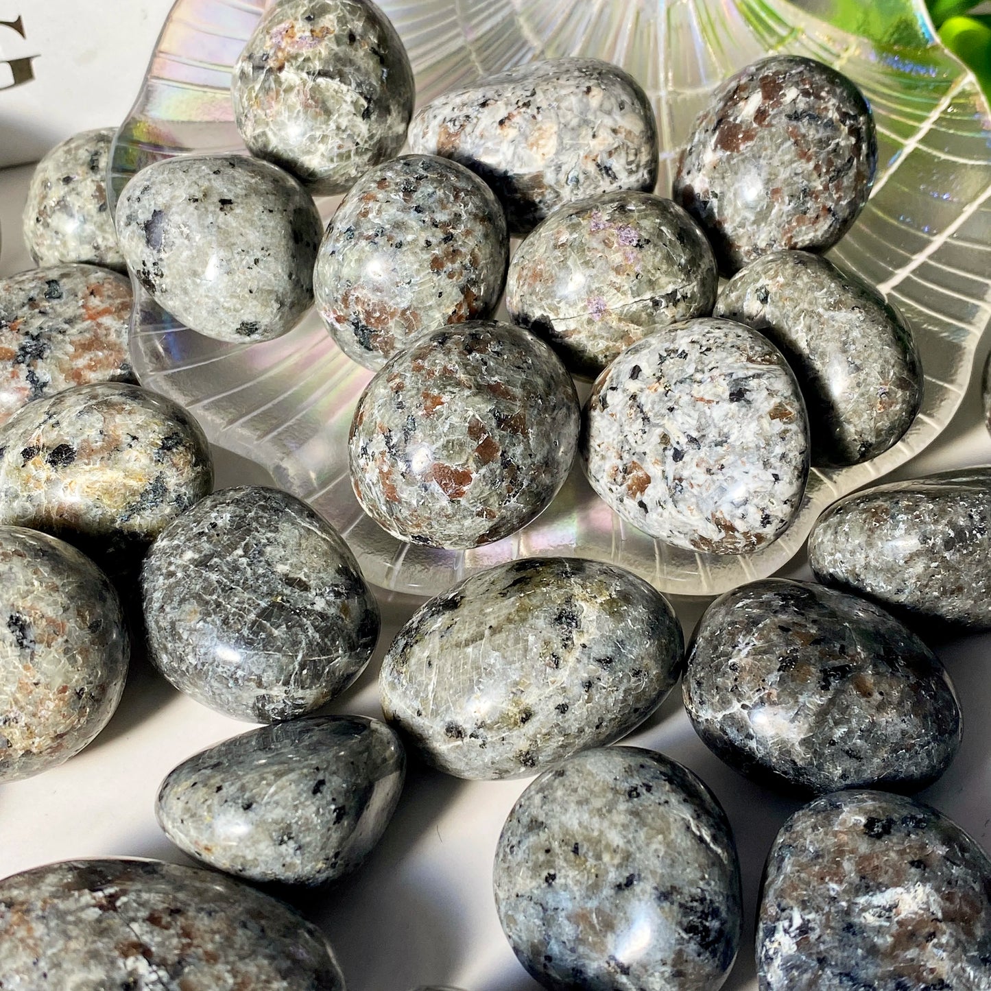 Pierres Yooperlite Naturelles – Mystère & Énergie Lumineuse