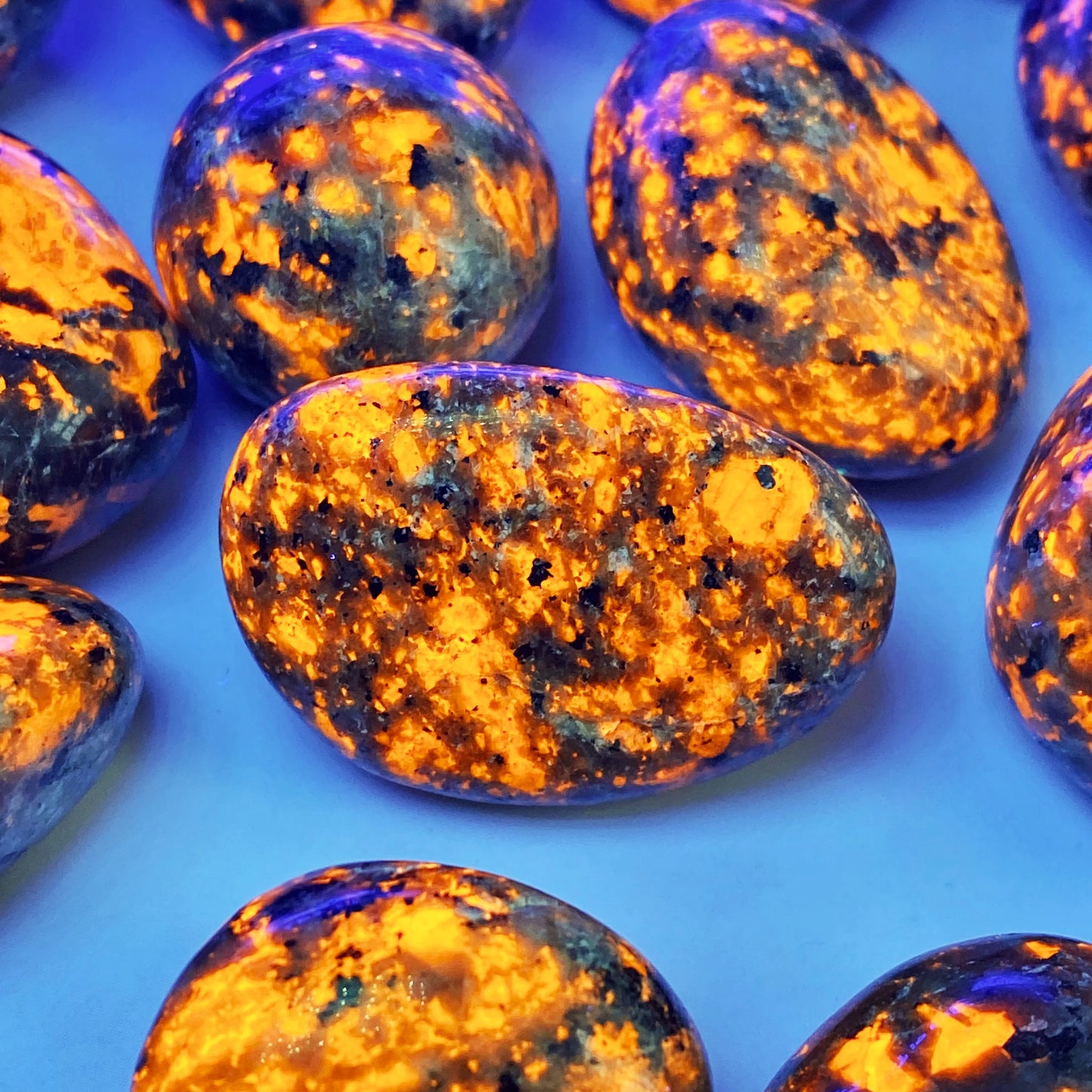 Pierres Yooperlite Naturelles – Mystère & Énergie Lumineuse