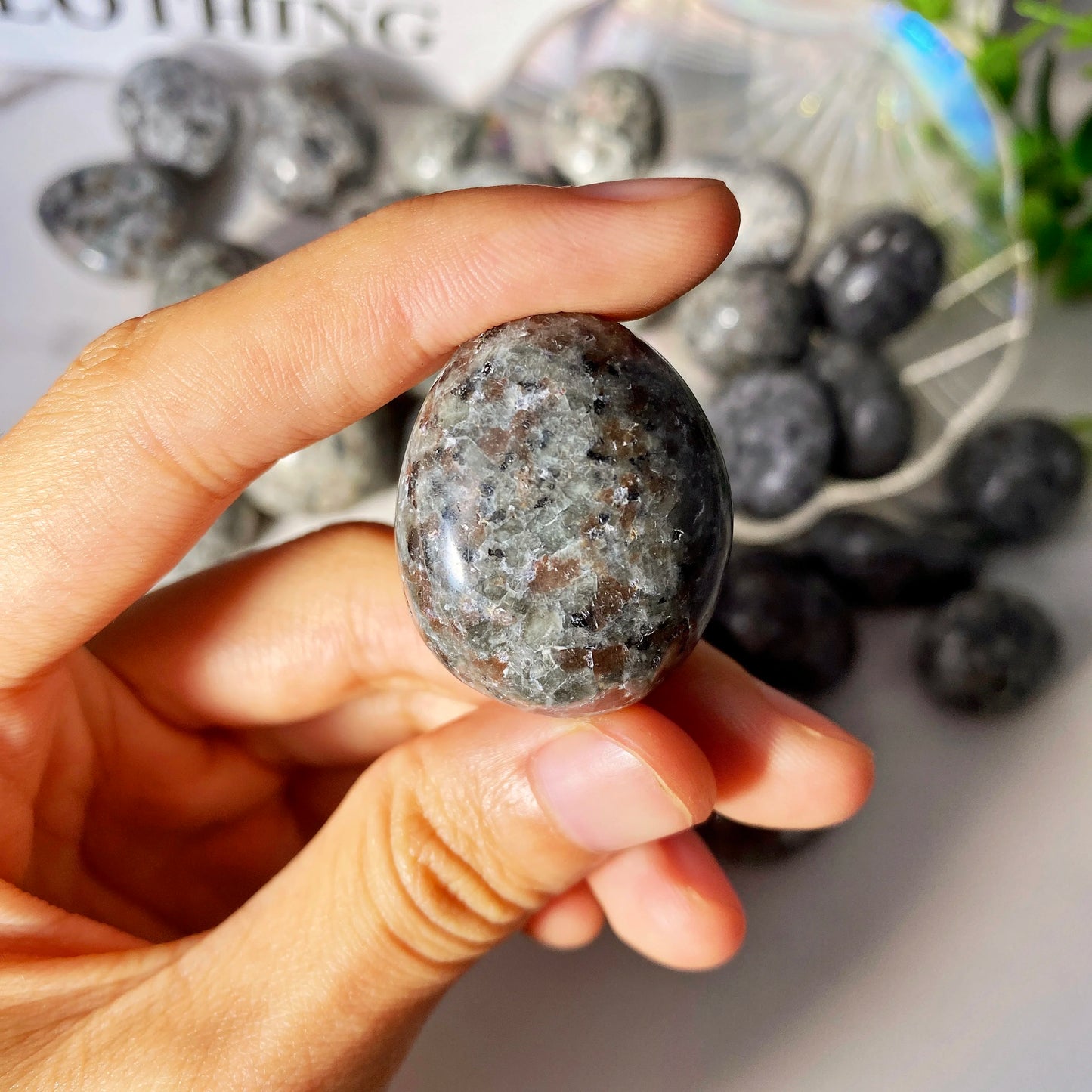 Pierres Yooperlite Naturelles – Mystère & Énergie Lumineuse