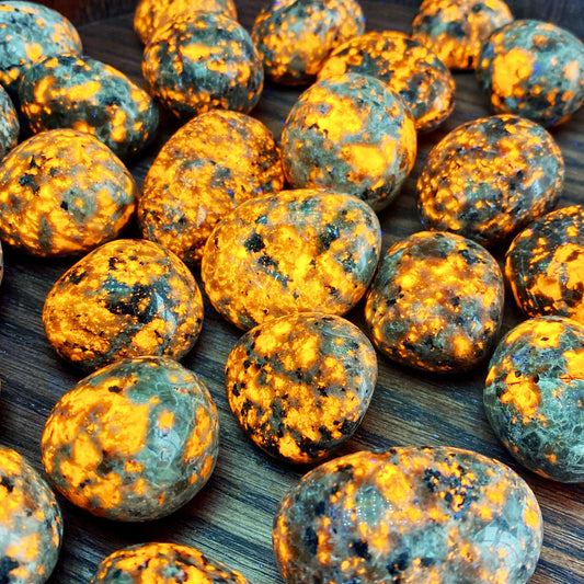 Pierres Yooperlite Naturelles – Mystère & Énergie Lumineuse