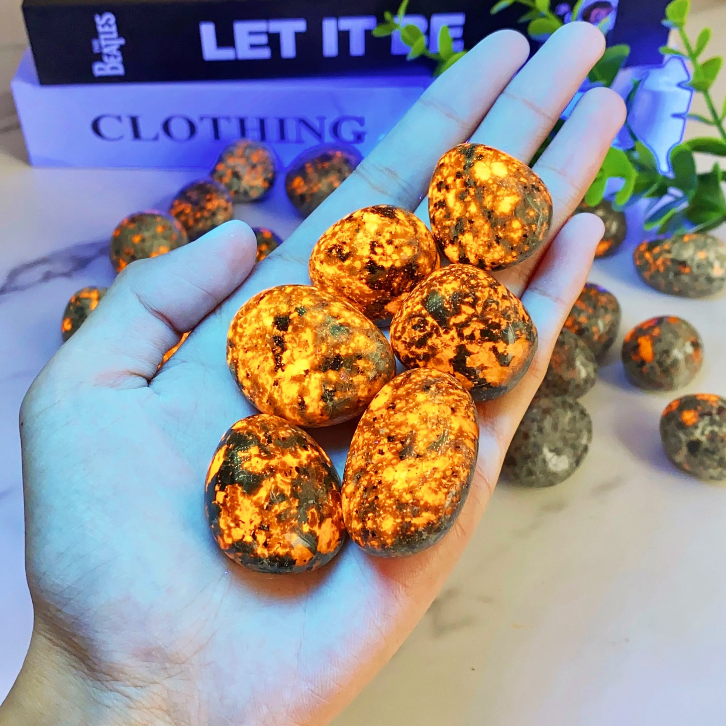 Pierres Yooperlite Naturelles – Mystère & Énergie Lumineuse